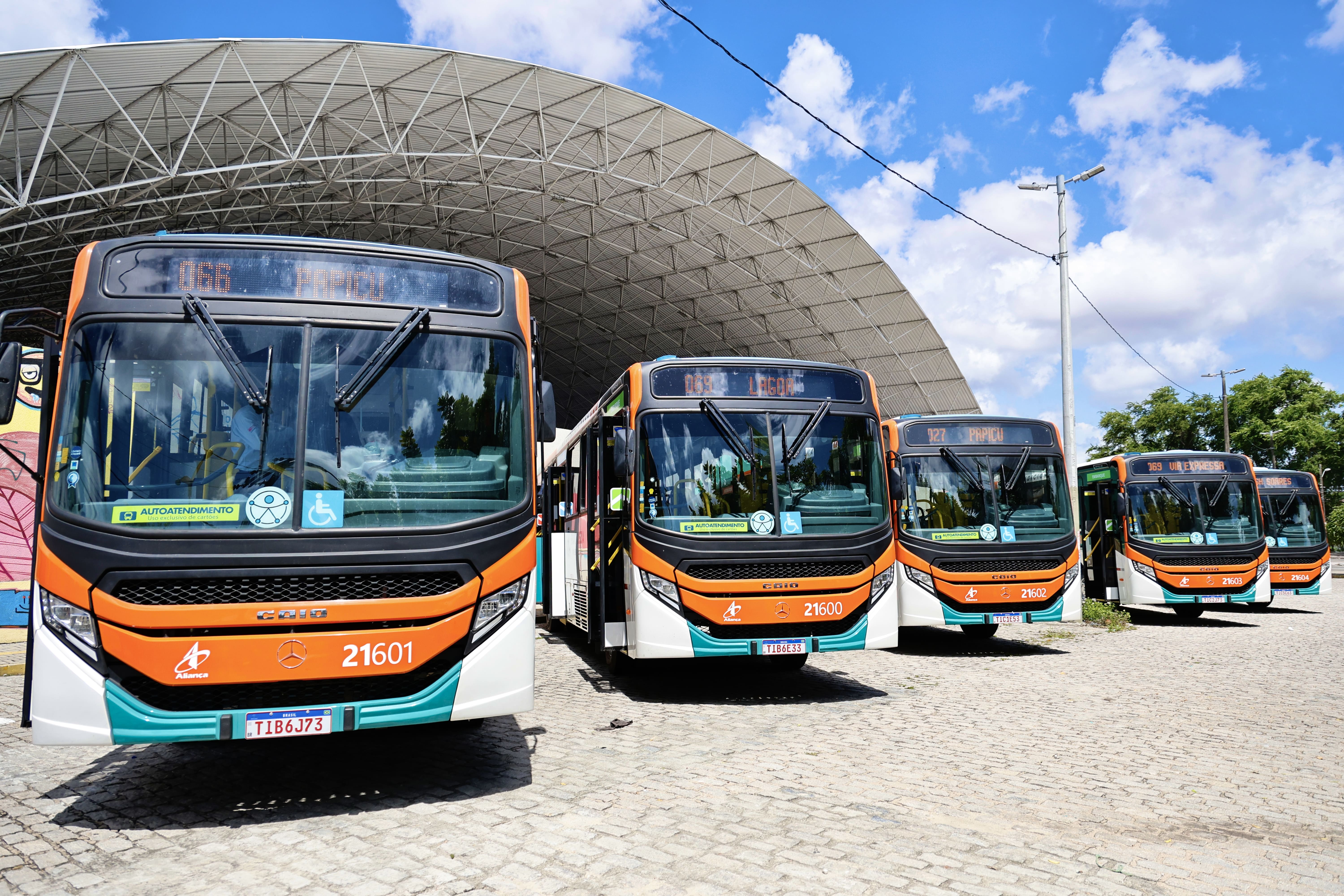 Todos os 120 novos ônibus chegarão equipados com ar-condicionado, elevador para pessoas com deficiência, entradas USB para carregamento de eletrônicos e câmeras internas de segurança